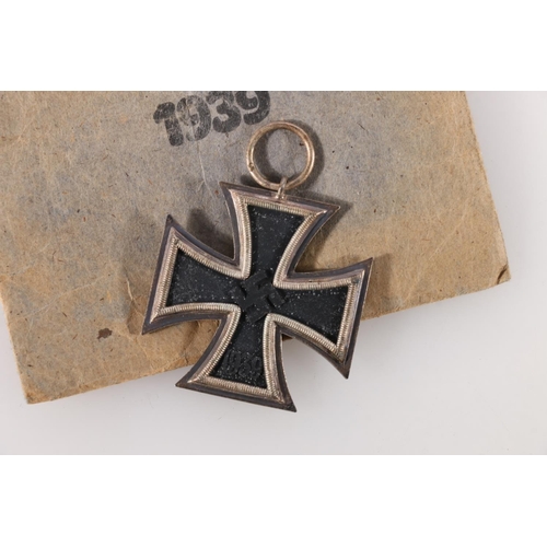 1454 - WWII Nazi German black iron cross 1939 2nd Class with 'Eisernes Kreuz' paper packet.