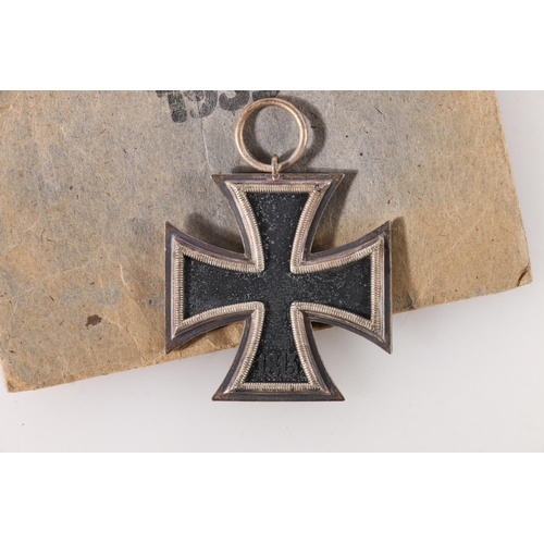 1454 - WWII Nazi German black iron cross 1939 2nd Class with 'Eisernes Kreuz' paper packet.