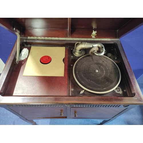 521 - 1940s Apollo cabinet gramophone in twin door mahogany veneered case. 86cms high, 77cms wide.