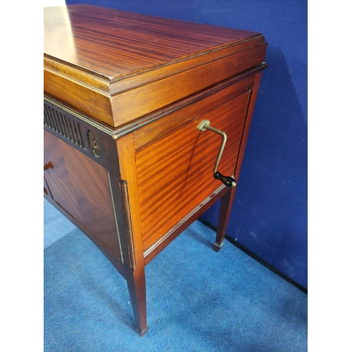 521 - 1940s Apollo cabinet gramophone in twin door mahogany veneered case. 86cms high, 77cms wide.