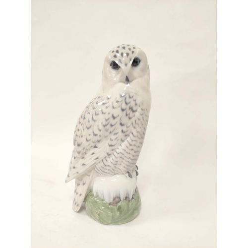 345 - Large Royal Copenhagen Snowy Owl porcelain figure designed by Peter Herold (1879-1920), no 1829. Hei... 