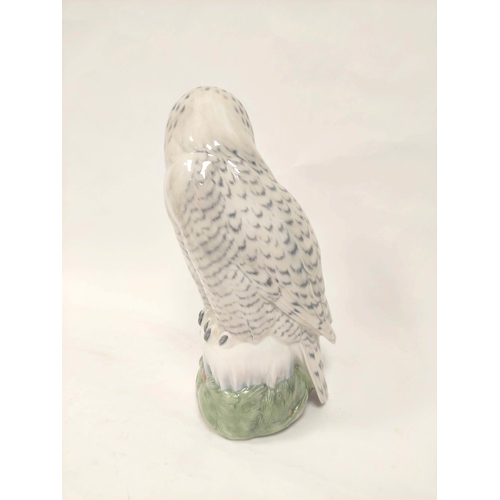 345 - Large Royal Copenhagen Snowy Owl porcelain figure designed by Peter Herold (1879-1920), no 1829. Hei... 