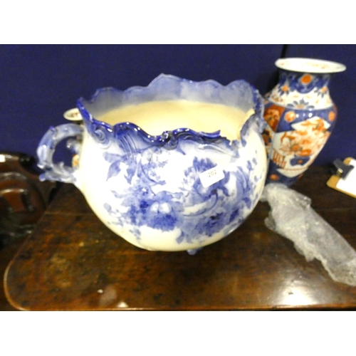 202 - Large blue & white Doulton Venom jardiniere. a/f