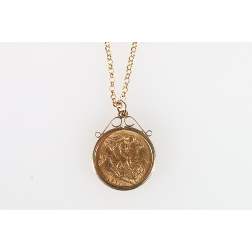 1434 - UNITED KINGDOM King George V (1910-1926) gold half sovereign 1911 in 9ct gold pendant mount on 9ct g... 