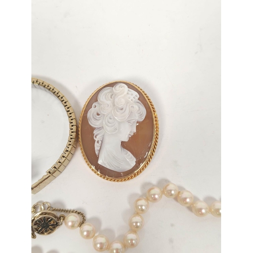 145 - Cameo brooch with portrait of a girl, 9ct gold. Also a simulated pearl necklace with yellow metal cl... 