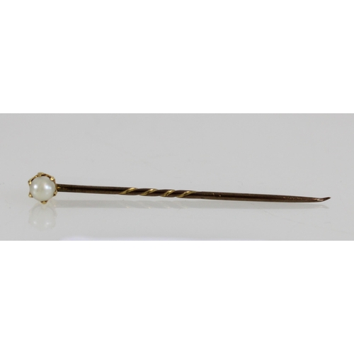 525 - Yellow metal stick pin claw set with single pearl, 1.9g.