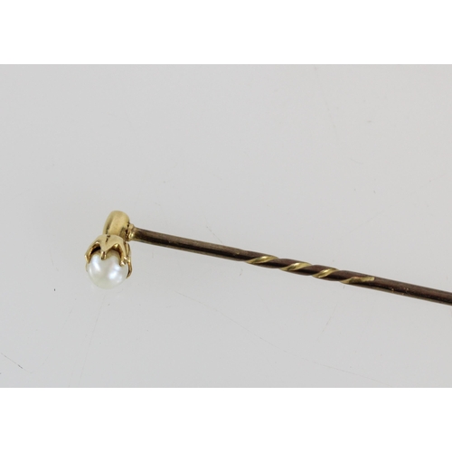 525 - Yellow metal stick pin claw set with single pearl, 1.9g.