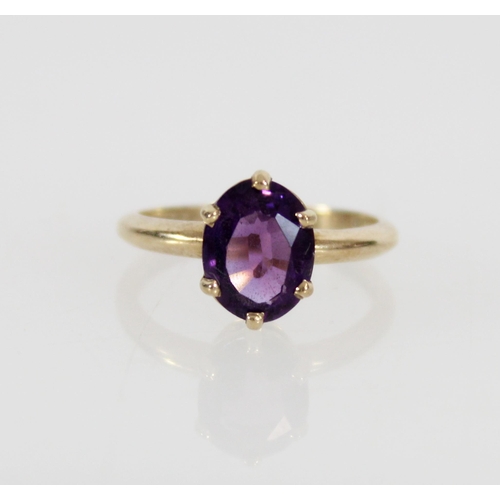 526 - 9ct gold ring set with an oval cut amethyst, size J/K, 1.6g