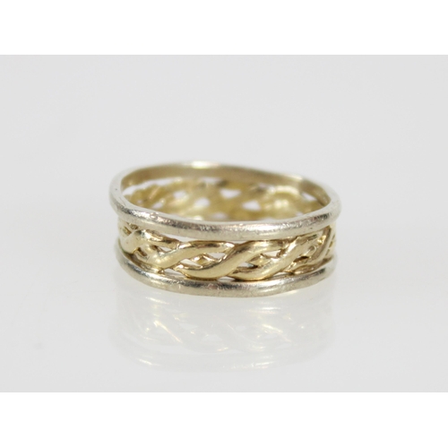 530 - White and yellow gold knotwork design ring, 3.6g, size P.