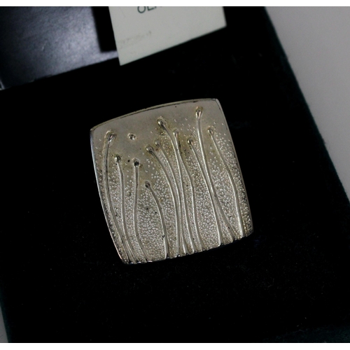 537 - Ola Gorie textured silver brooch in original box with cert.