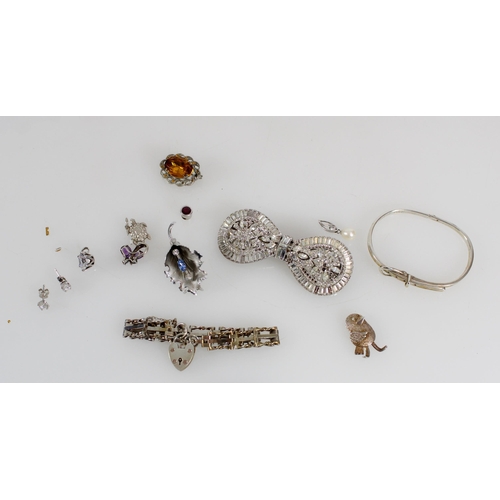 541 - Selection of silver and white metal jewellery incl. silver gilt gate bracelet with heart clasp, belt... 