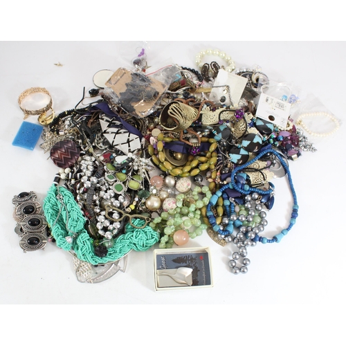 542 - Bag of costume jewellery beaded necklaces, brooches etc. (qty)