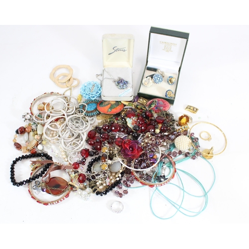 543 - Box of costume jewellery incl. bangles, brooches, beaded necklaces etc. (qty)