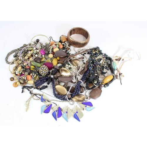 545 - Bag of costume jewellery beaded necklaces etc. (qty)