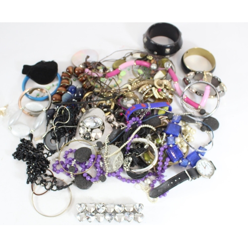 546 - Bag of costume jewellery beaded necklaces, bangles etc. (qty)