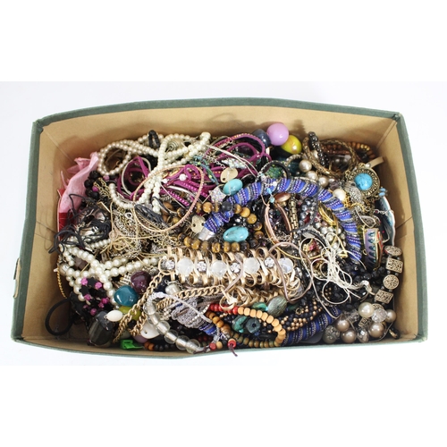 548 - Bag of costume jewellery beaded necklaces etc. (qty)