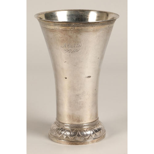 184 - Continental silver flared vase, 22 cm high, 469 grams.