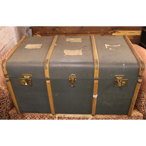 724 - Vintage luggage trunk.