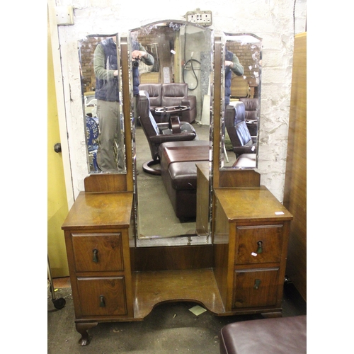 727 - Bedroom dressing table on flanking drawers.