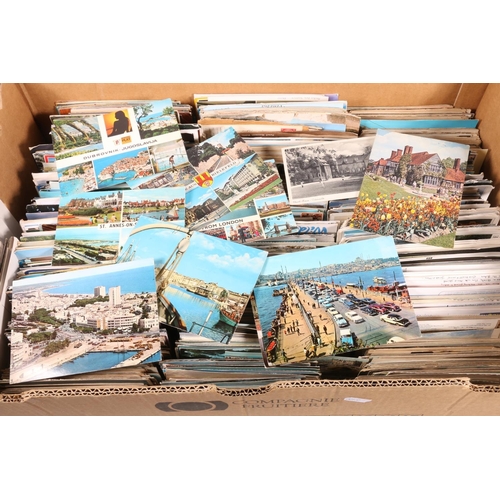 644 - Fruit box of vintage postcards, estimated around 2000 cards.