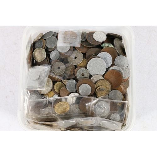 660J - World coin collection of non-British coins from circulation, approximately 6kg gross.