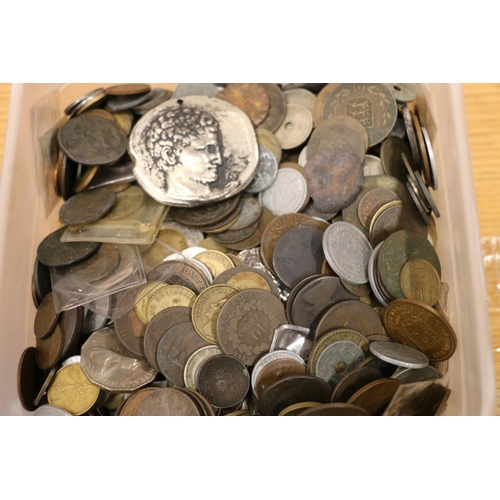 660J - World coin collection of non-British coins from circulation, approximately 6kg gross.