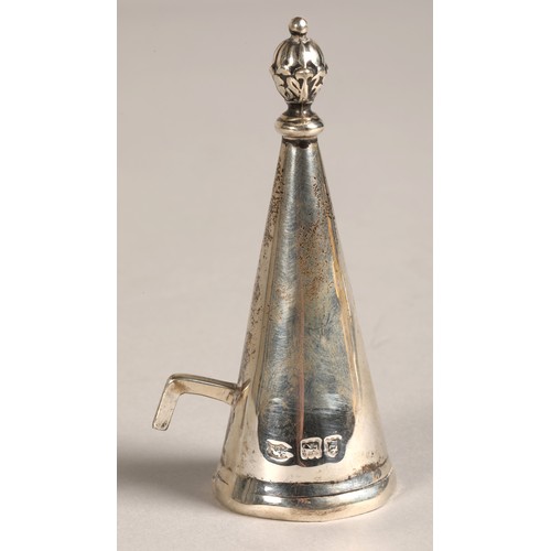 189 - Silver chamber candlestick, assay marked London 1902, weight 293 grams.