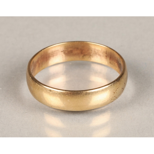 62 - 9ct gold band size R, 2.6g