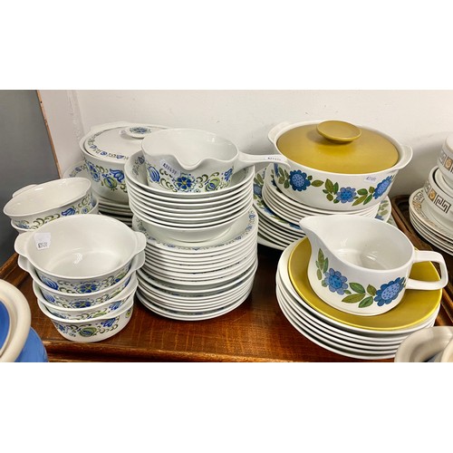 256 - J & G Meakin floral dinner service