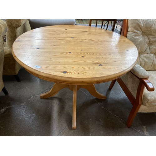 598 - Round pine pedestal extendable kitchen table