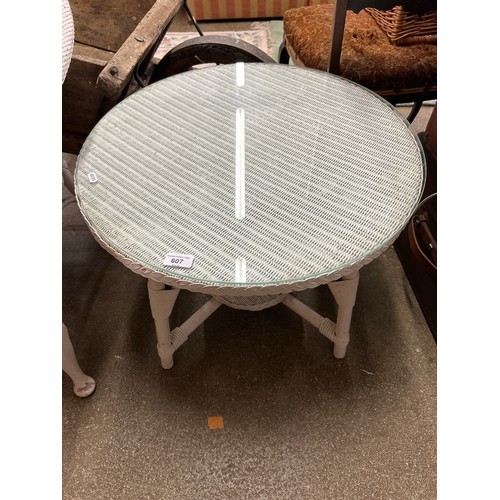 607 - Lloyd Loom style glass topped table, 60 cm diameter