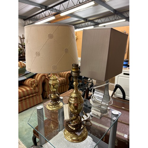 609 - Three various table lamps (3)