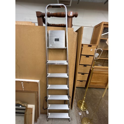 621 - Aluminium step ladders