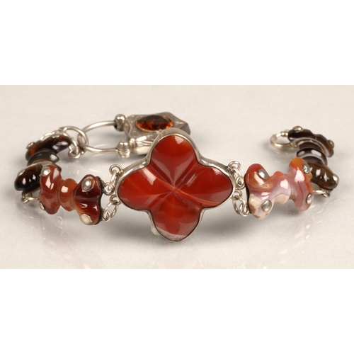 93 - Ladies agate bracelet, mounted in white metal, 20cm long.