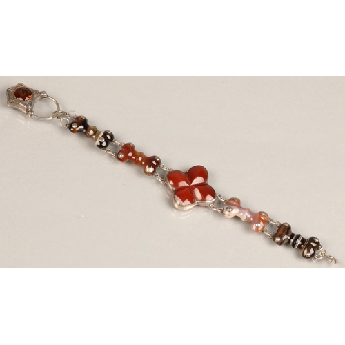 93 - Ladies agate bracelet, mounted in white metal, 20cm long.