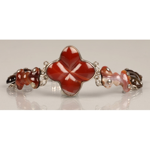 93 - Ladies agate bracelet, mounted in white metal, 20cm long.