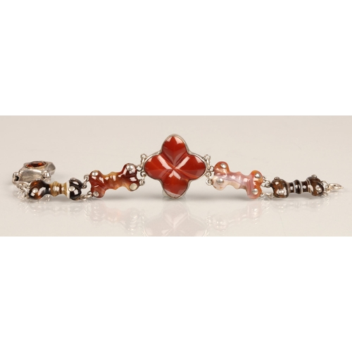 93 - Ladies agate bracelet, mounted in white metal, 20cm long.