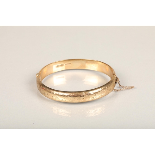 211 - 9ct gold bangle with engraved decoration, makers S P S & Co., Birmingham 1989, 14.9g.