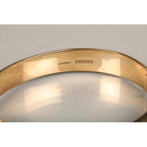 211 - 9ct gold bangle with engraved decoration, makers S P S & Co., Birmingham 1989, 14.9g.