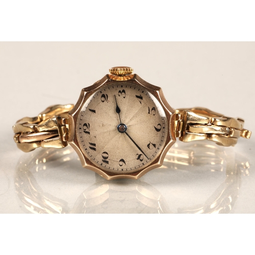 126 - Ladies 9ct gold wrist watch with expandable strap, total weight 19 grams.