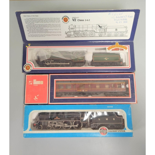 260 - Three boxed 00 gauge models to include Bachmann Branchline Gresley V2 Class 2-6-2 locomotive and ten... 