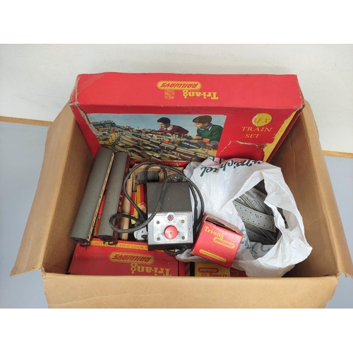 279 - Triang. Box containing a large collection of 00 gauge rolling stock, components comprising of a RFX ... 