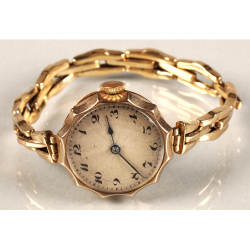 126 - Ladies 9ct gold wrist watch with expandable strap, total weight 19 grams.