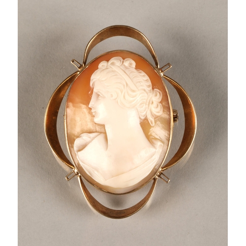 52 - Ladies 9 ct yellow gold mounted cameo brooch.