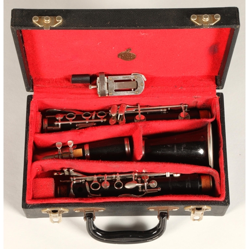 344 - Boosey and Hawkes 'The Edgeware' Clarinet, seriel number 136637, with French reed cutter in fitted c... 