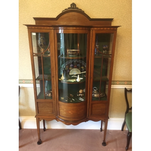 611 - Sheraton Revival mahogany and inlaid display cabinet, the ledgeback arch top above a central convex ... 