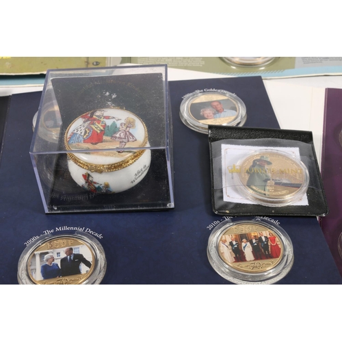 1384 - Modern padprint collectors coins to include Jubilee Mint The Queen's Platinum Jubilee 24-carat gold-... 