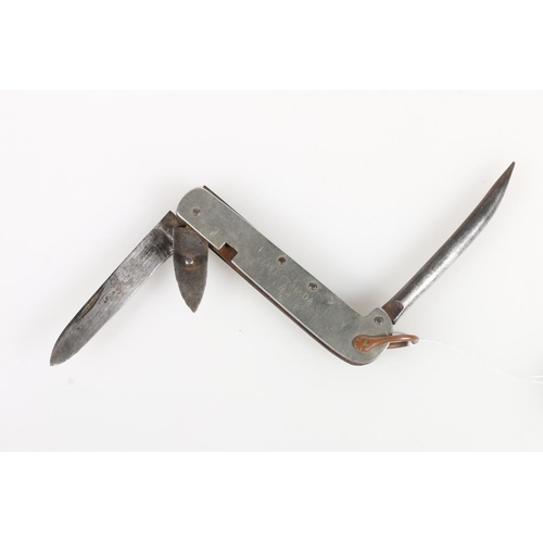 1520 - WWI Canadian army clasp knife, with 8cm long blade, 10cm long spike, and can opener, the sideplates ... 