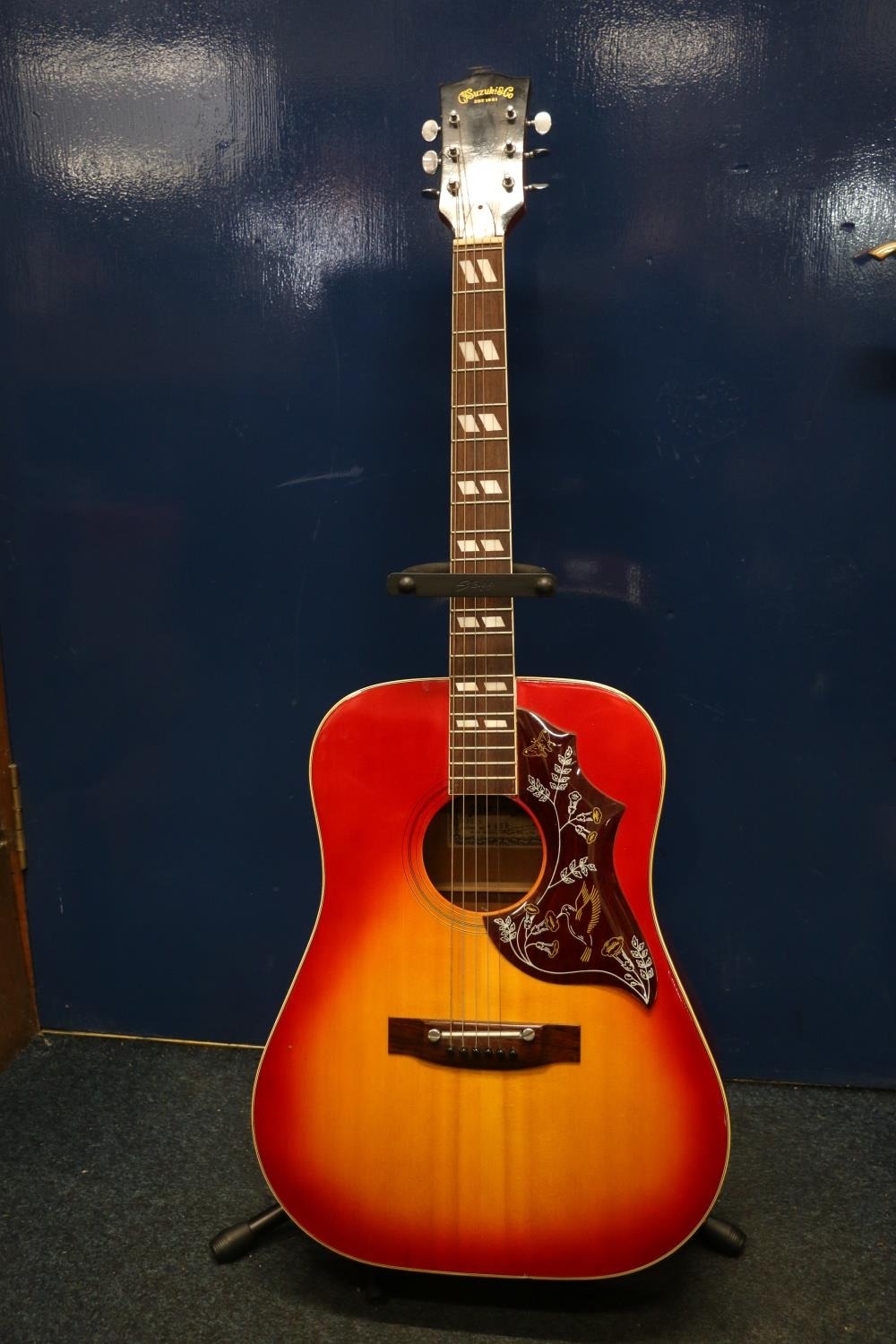 Suzuki acoustic hummingbird design guitar by Kiso Suzuki