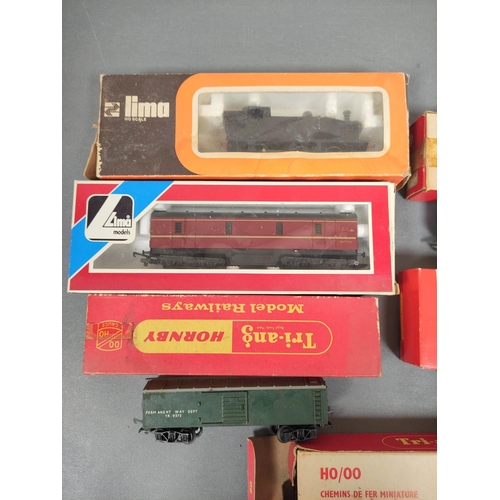 294 - Box of 00 gauge locomotives and rolling stock to include a Tri-ang Diesel Pullman Motor Car R555, a&... 